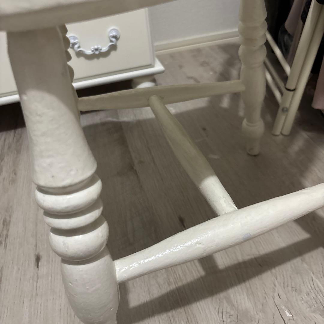 ホワイト木製　アンティーク風チェア