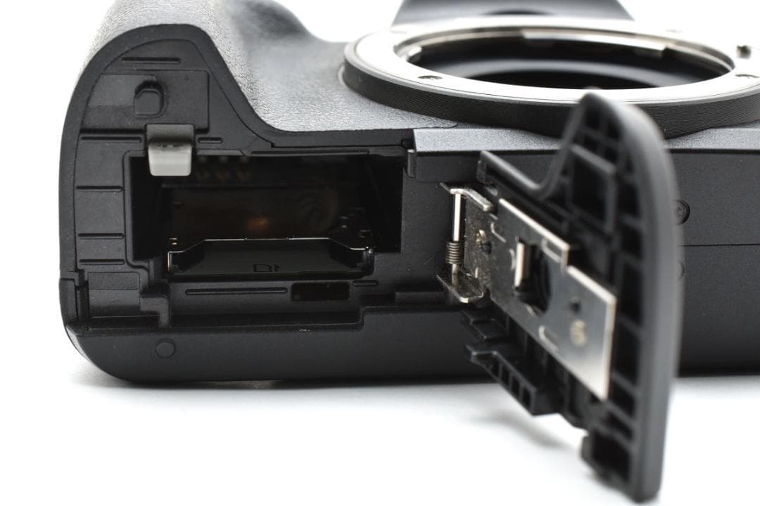 美品 Canon ミラーレス一眼カメラ EOS Kiss M ダブルズームキット