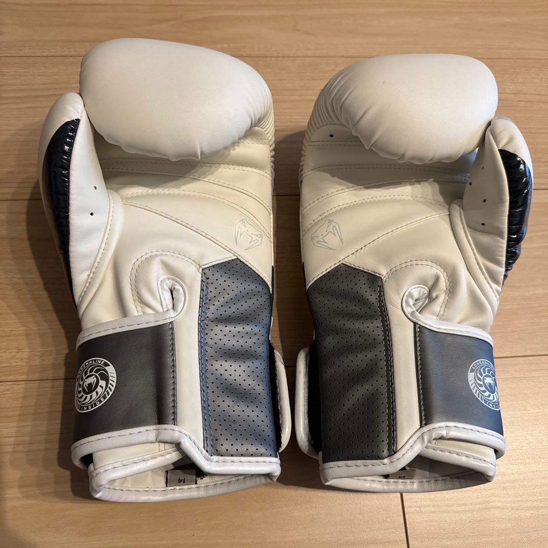 VENUM Elite 14oz ボクシンググローブ ホワイト