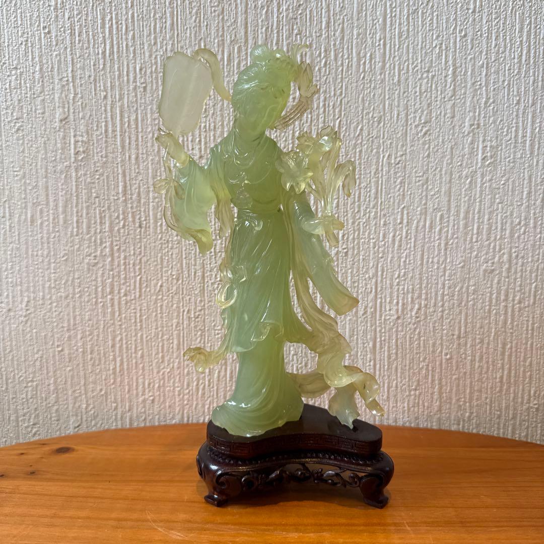 処分価格　翡翠 ？　天女　彫刻 とても美しい顔です。木製台座付き　欠けや割れ無し