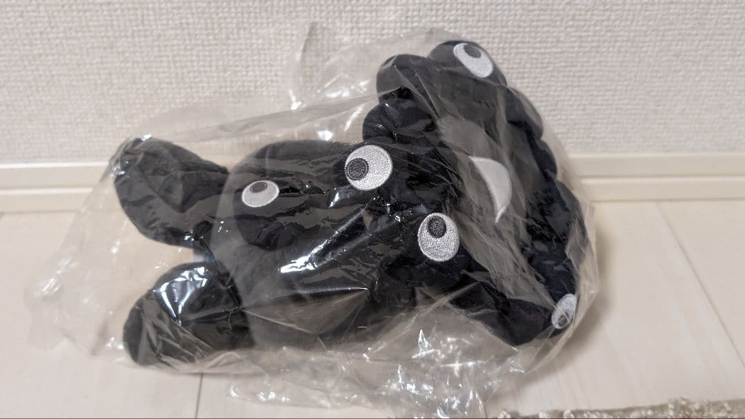 大阪万博　EXPO2025 黒ミャクミャク　這い型ぬいぐるみ Mサイズ