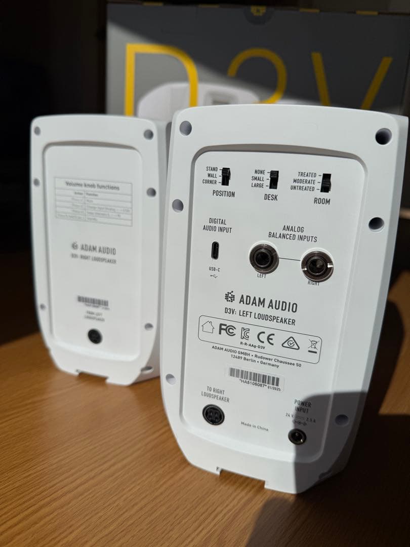 ADAM AUDIO D3V White モニタースピーカー