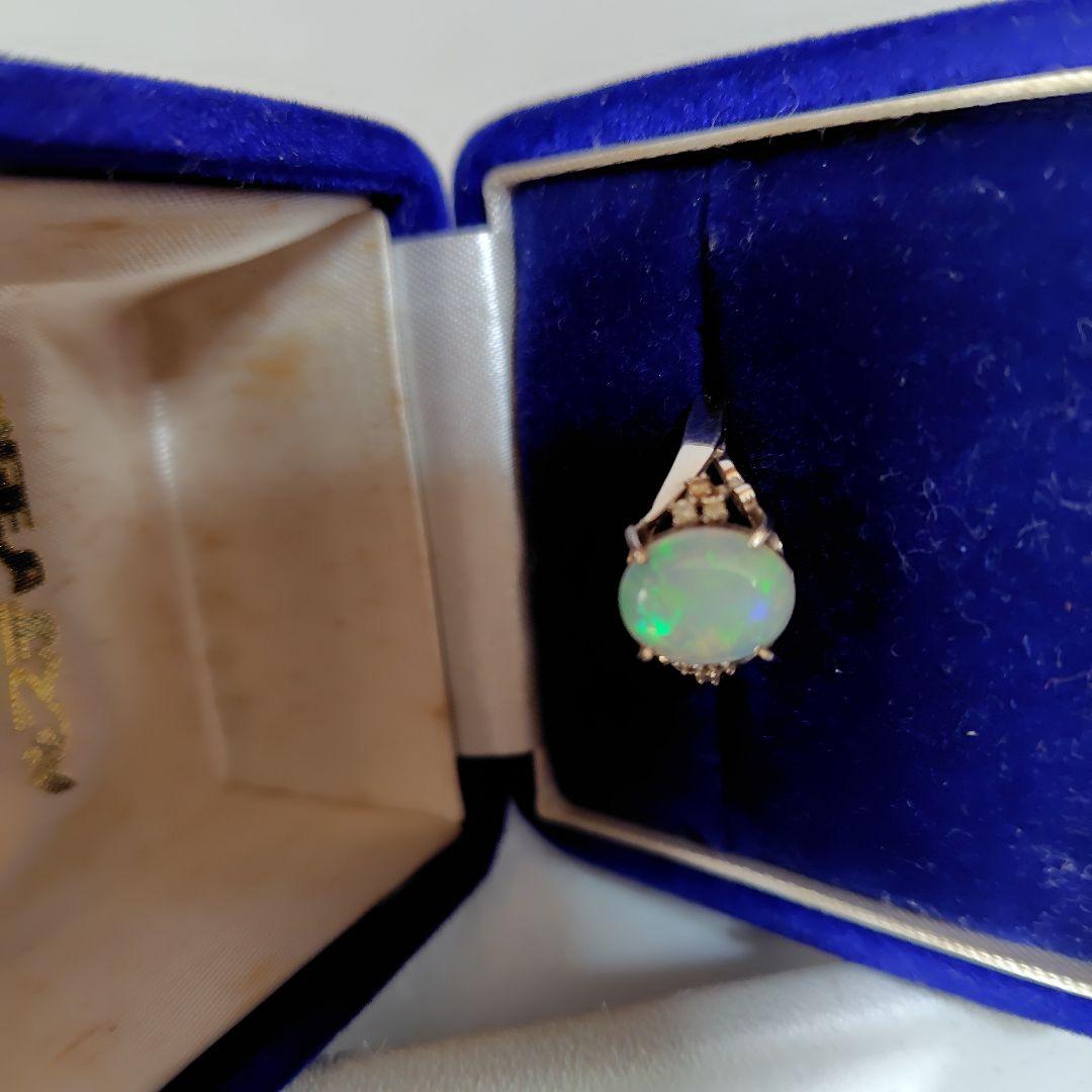 オパールの指輪です。
