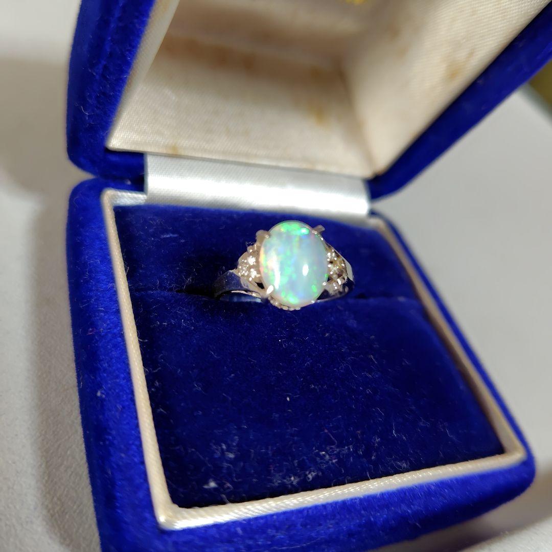 オパールの指輪です。