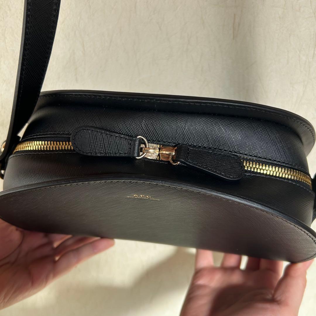 APCショルダーバッグ ハーフムーン