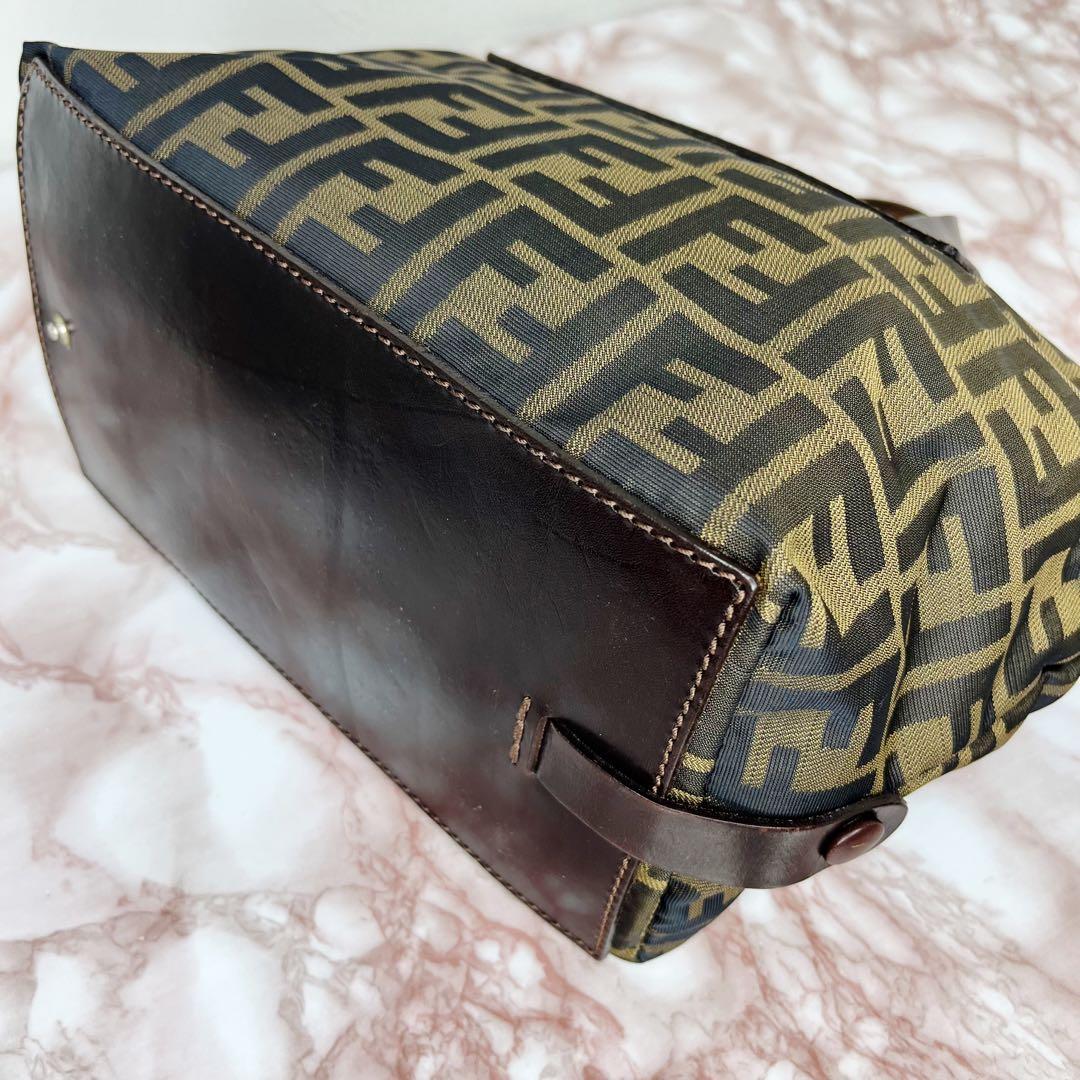 【未使用級品】FENDI ロゴプリント ハンドバッグ100