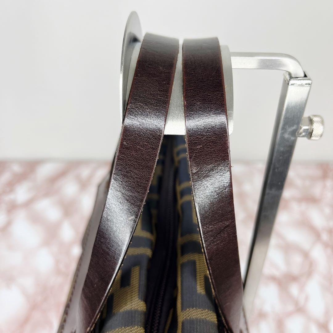 【未使用級品】FENDI ロゴプリント ハンドバッグ100
