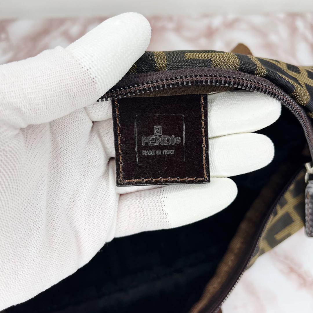 【未使用級品】FENDI ロゴプリント ハンドバッグ100