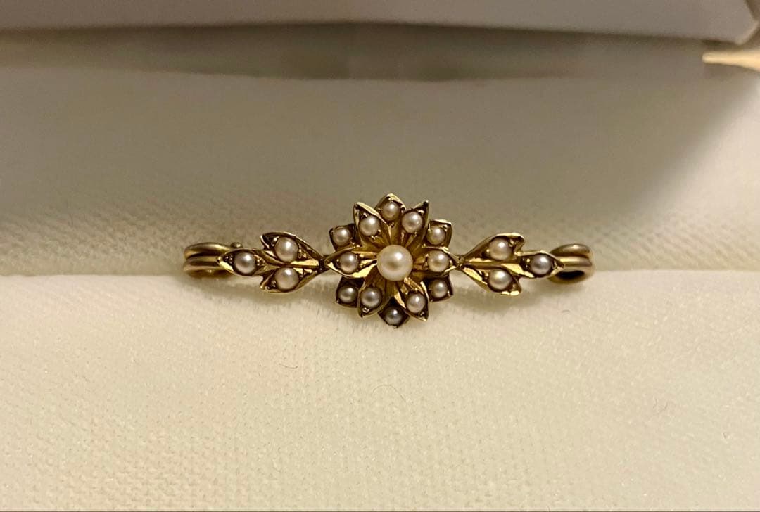 アンティーク9K＊1900年頃イギリス＊シードパールのお花がかわいいブローチです