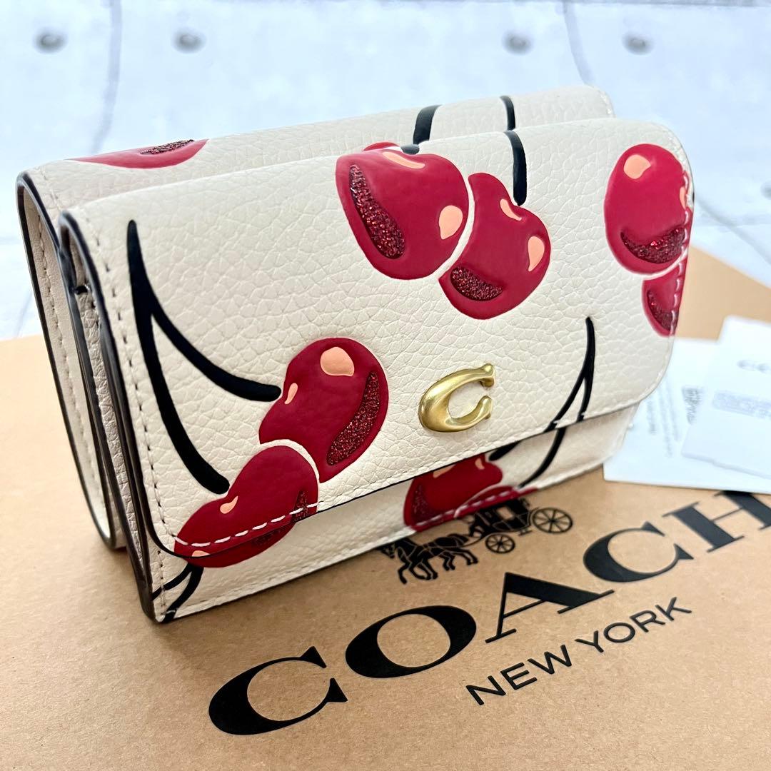 コーチ☆新品☆レザー チェリー柄 三つ折り財布/さくらんぼ 白系
