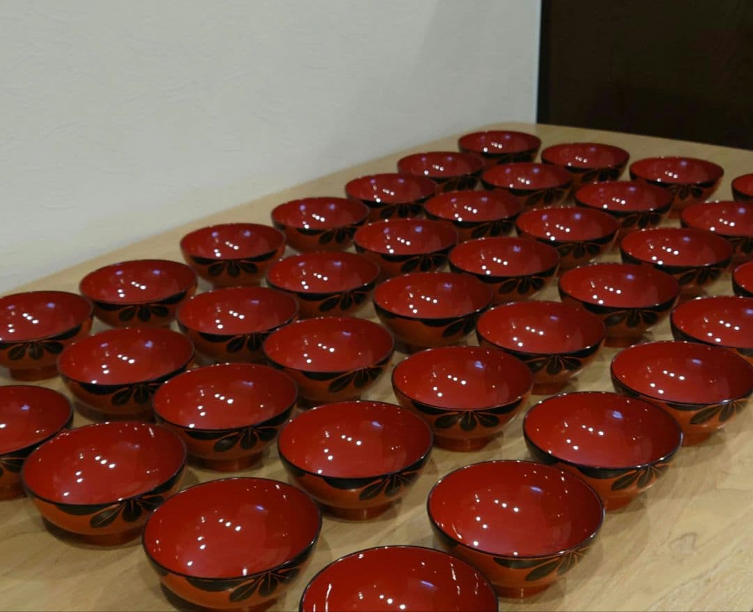 赤い漆器の椀（黒い花模様）40個セット