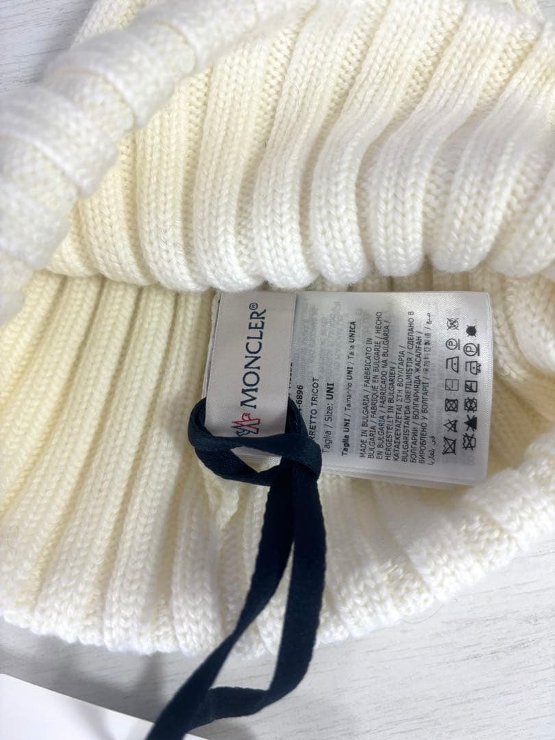 MONCLER モンクレール　ホワイト ポンポン付きニット帽