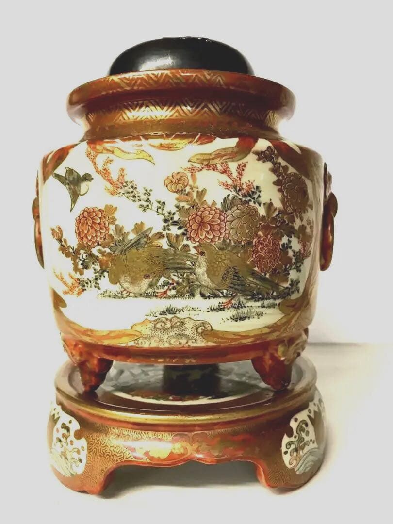 赤絵銀火屋付貴婦人図香炉(注:説明文)