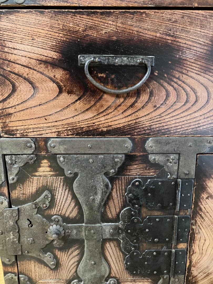 伝統的な木製タンス