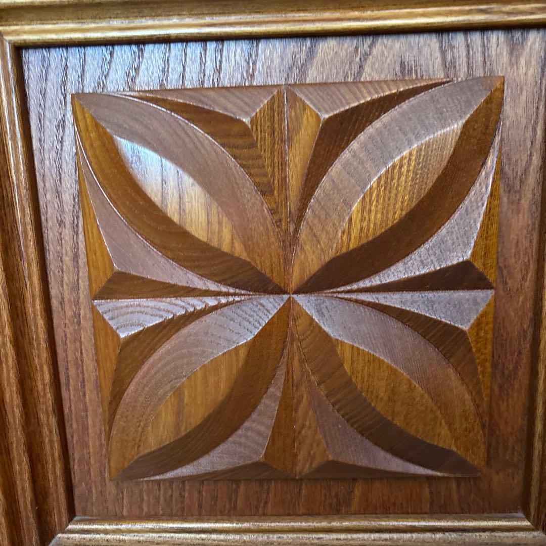 木製引戸　木製扉　家具装飾　花模様　木材　彫刻　木細工　ウッドウォールパネル