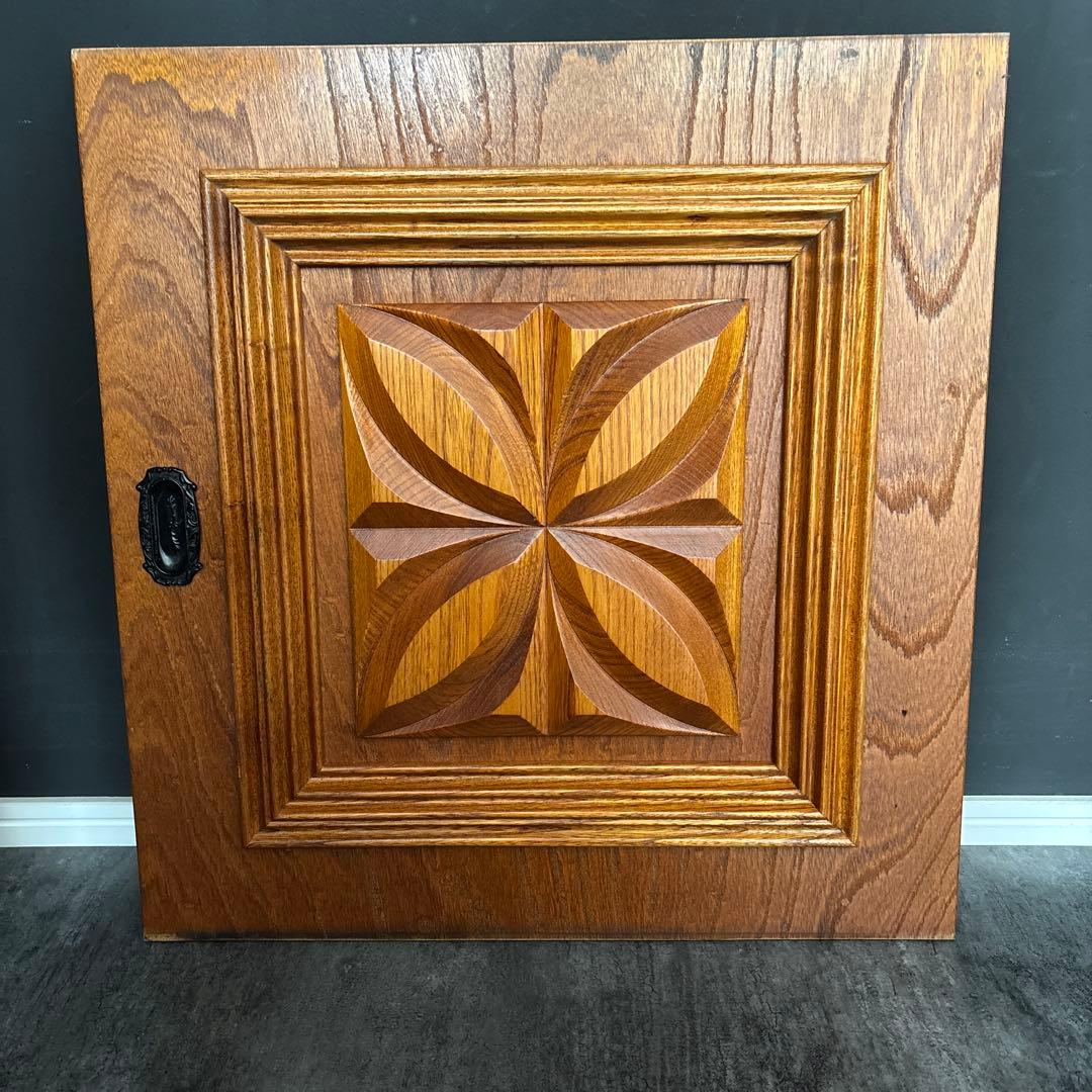 木製引戸　木製扉　家具装飾　花模様　木材　彫刻　木細工　ウッドウォールパネル