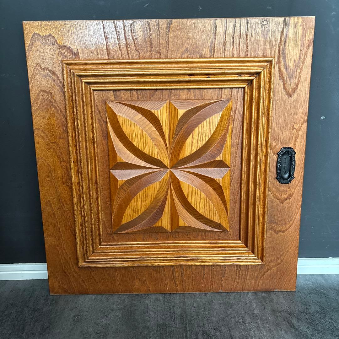 木製引戸　木製扉　家具装飾　花模様　木材　彫刻　木細工　ウッドウォールパネル