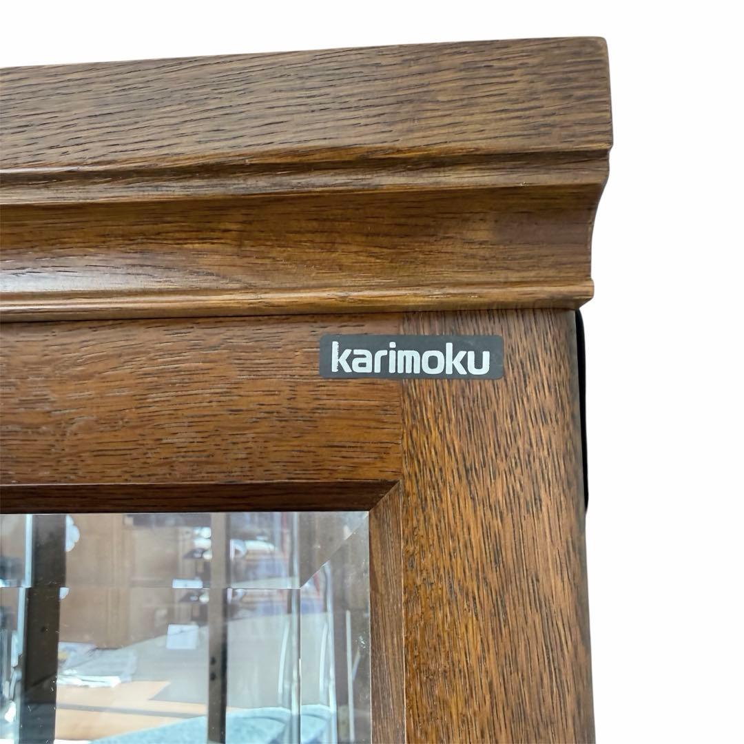 こぶろきわ【カリモク】コロニアル 照明付き 飾り棚 コーナーキャビネット