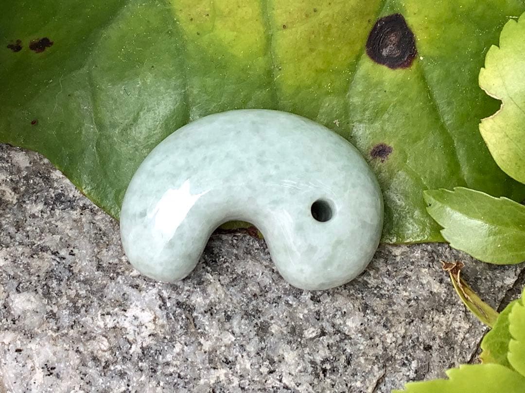 激安卸し値段で‼️15万円確実します‼️ 糸魚川翡翠ジェダイト本物　鑑別書付極上物‼️