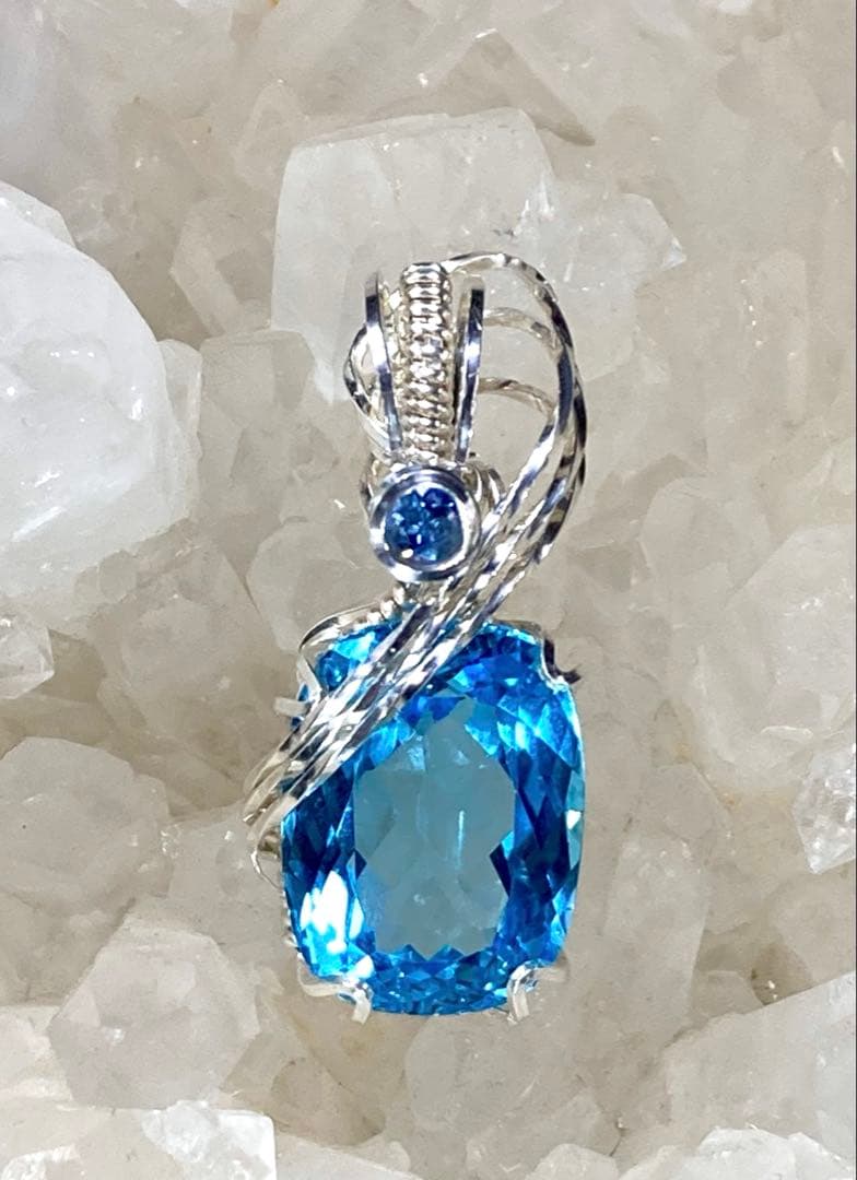 ブルートパーズ　ブルーサファイア　ペンダントトップ　ワイヤージュエリー