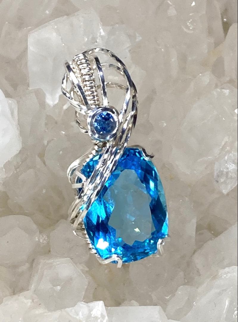 ブルートパーズ　ブルーサファイア　ペンダントトップ　ワイヤージュエリー