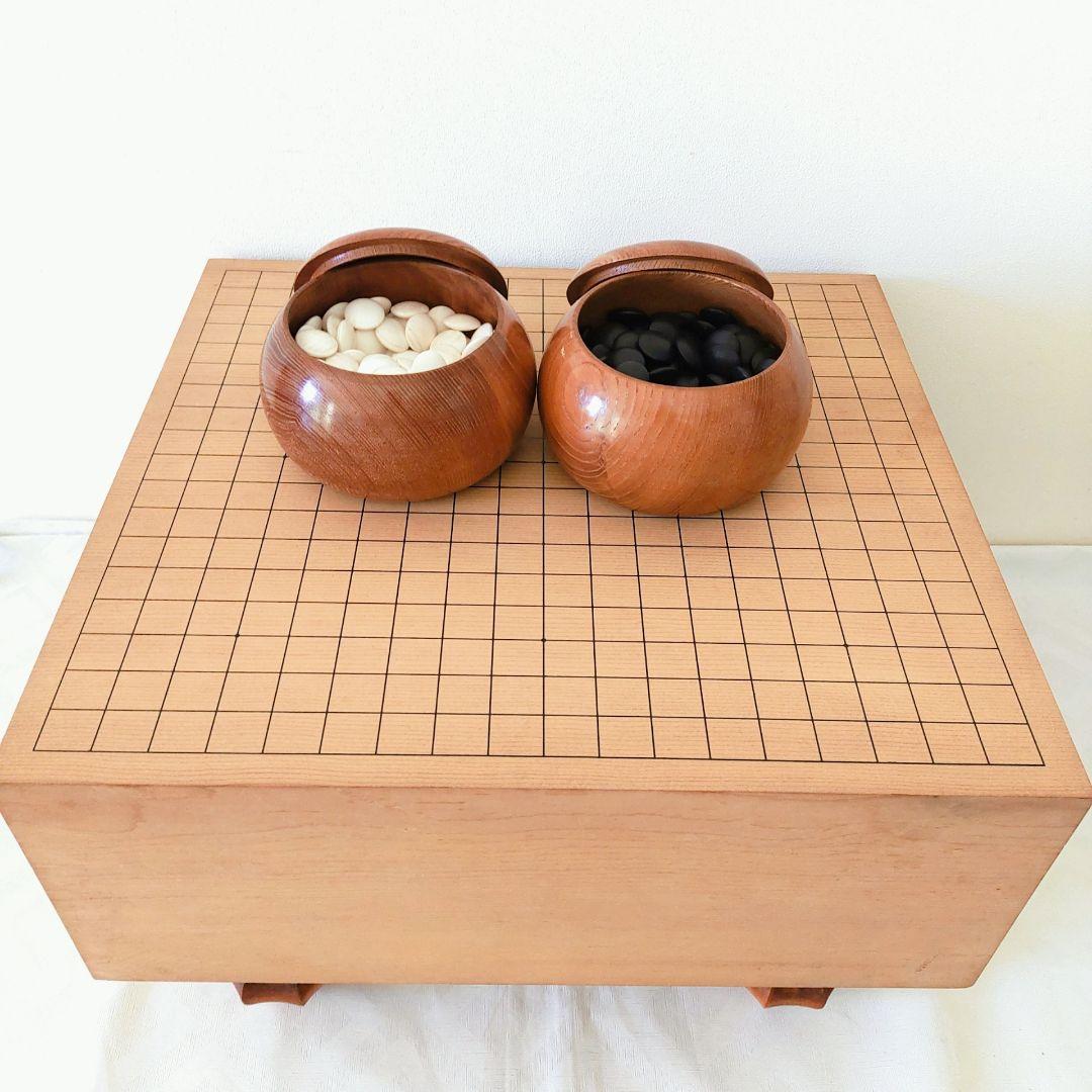 囲碁盤　柾目碁盤　へそ・足付き　厚み約5寸7分（175㎜）蛤碁石32~33号級