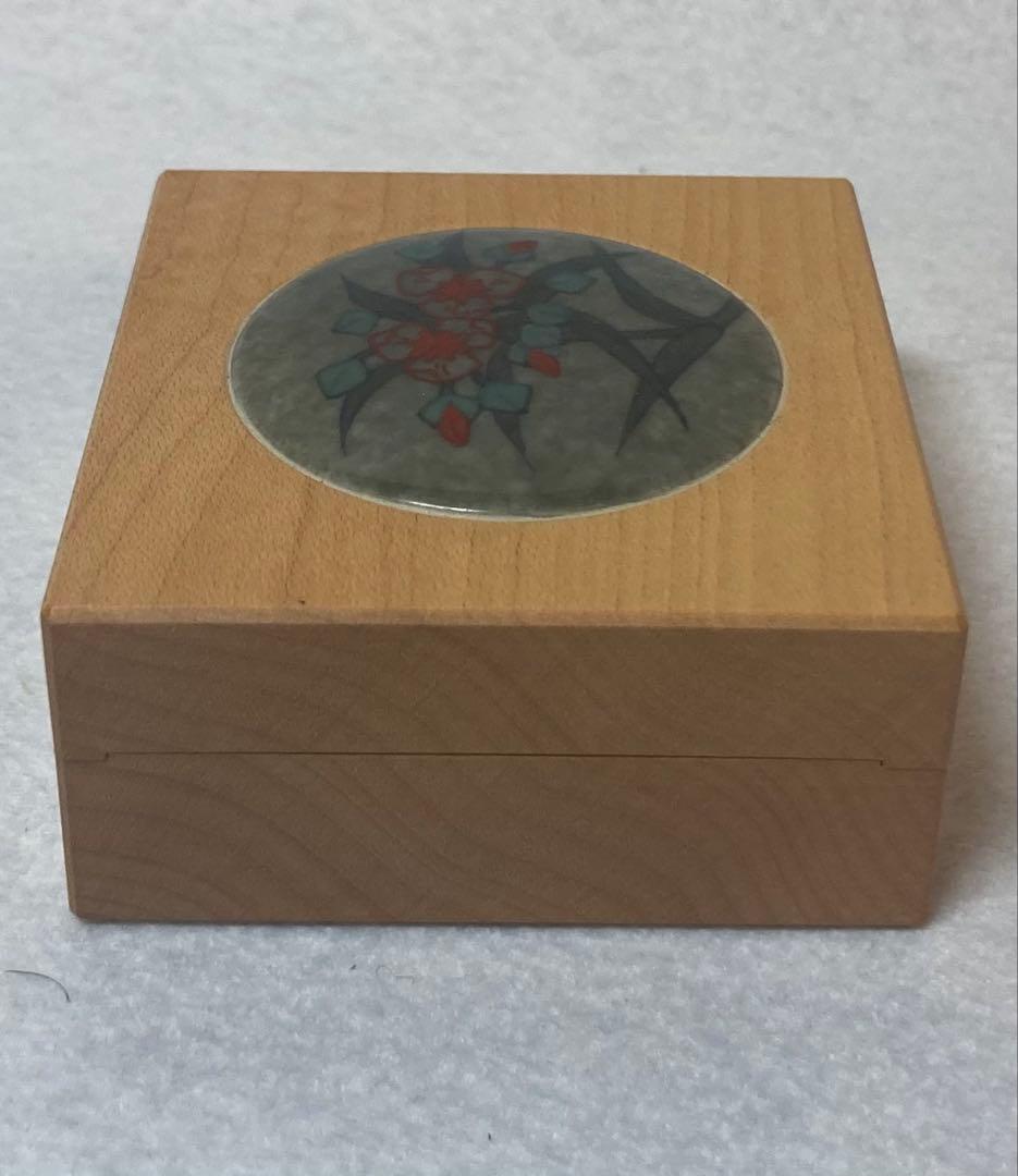 B291h 「色絵薄墨草花文 香合」十四代今泉今右衛門作　茶道具