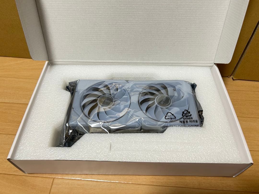 グラフィックボード・グラボ・ビデオカード ASUS Dual GeForce RTX 4060 Ti EVO White