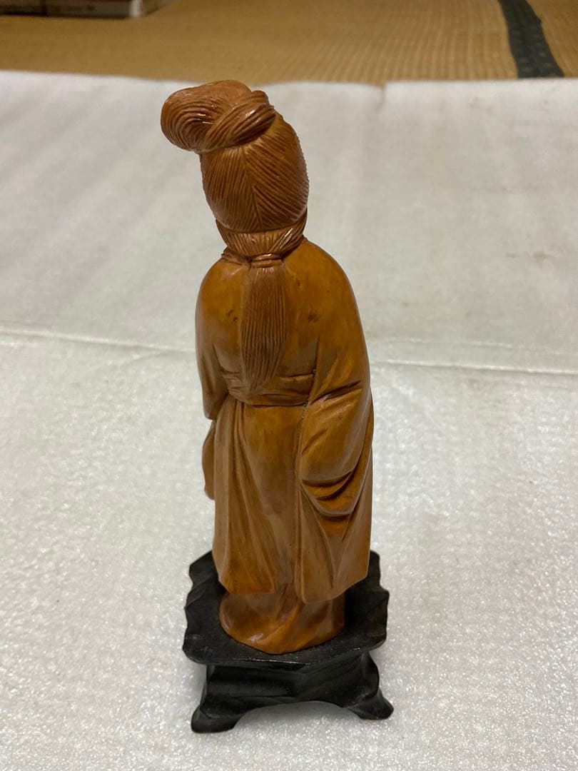 中華人民共和国製／少女の像【木製、高さ／15cm位の物となります。美術工芸品】。