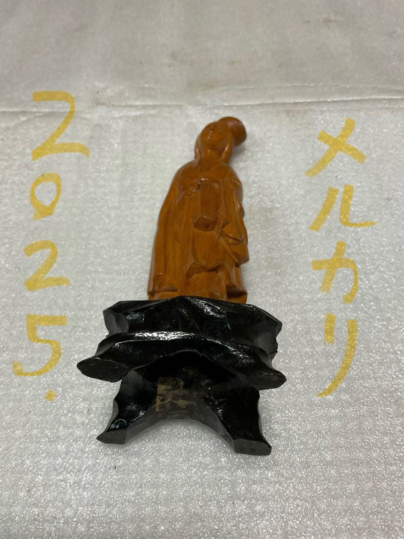 中華人民共和国製／少女の像【木製、高さ／15cm位の物となります。美術工芸品】。