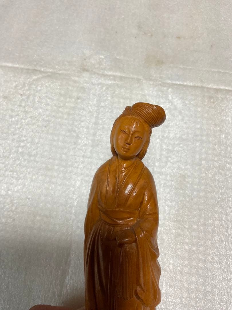 中華人民共和国製／少女の像【木製、高さ／15cm位の物となります。美術工芸品】。