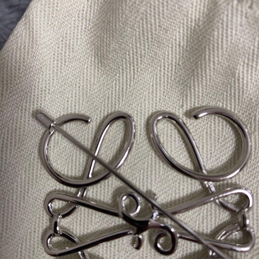 ロエベ　シルバブローチ　ワイワイ