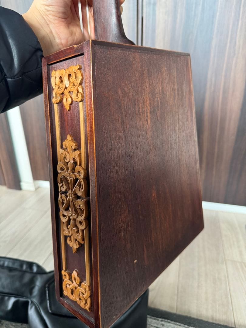 馬の頭彫刻の木製弦楽器