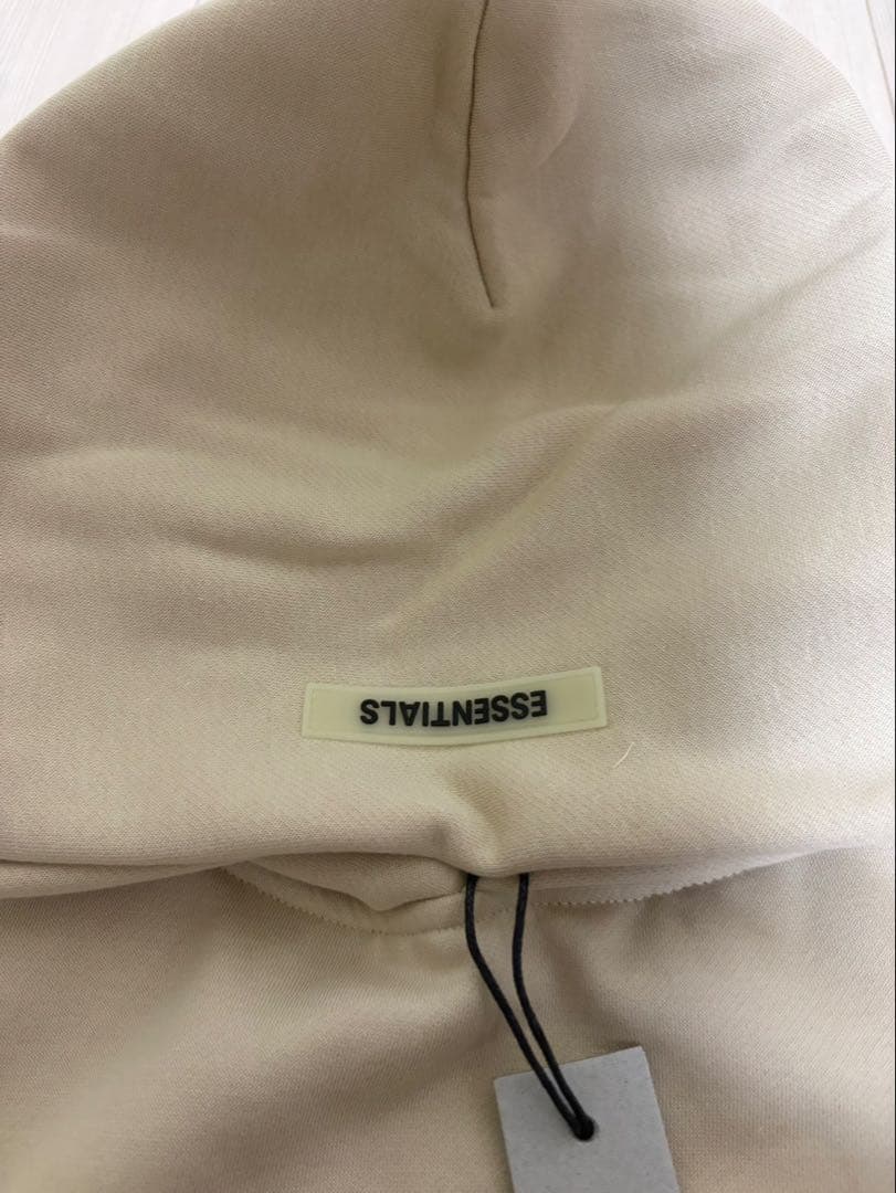 ESSENTIALS フロントロゴhoodie 新品未使用