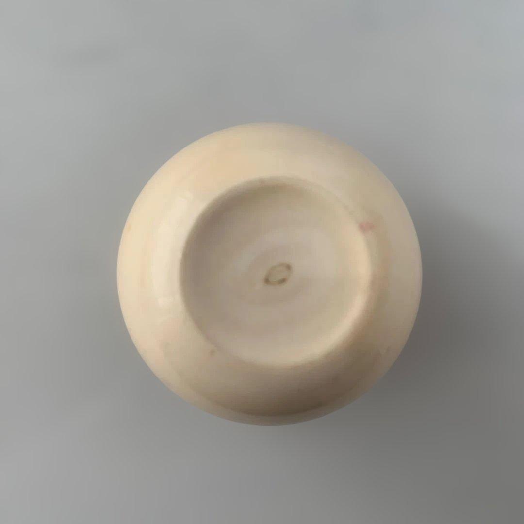 蓋付き保存容器　高さ7cm, 幅5.5cm