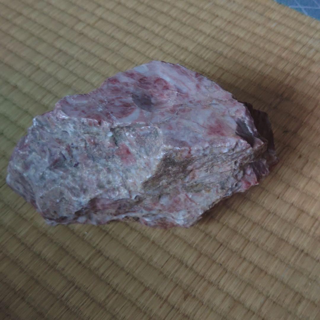 日本製 赤青模様の石球と台座