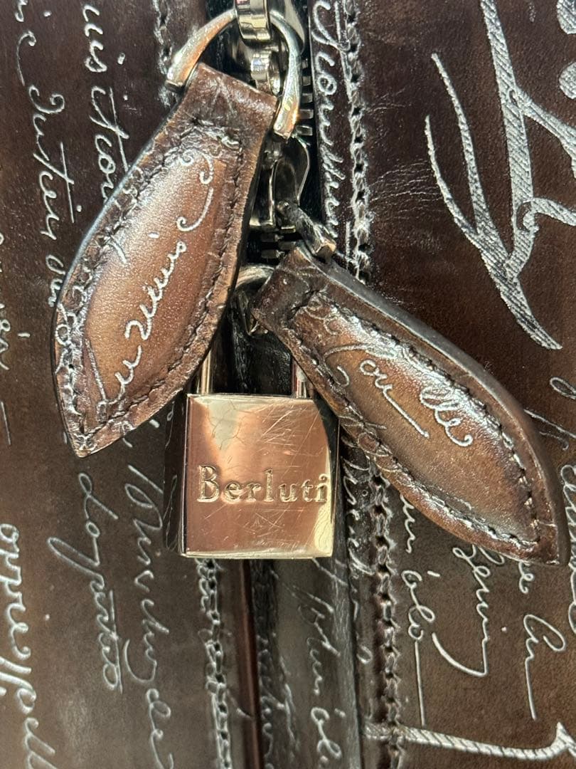 美品！ベルルッティ フルカリグラフィ 全面 シルバーパティーヌ スーツケース