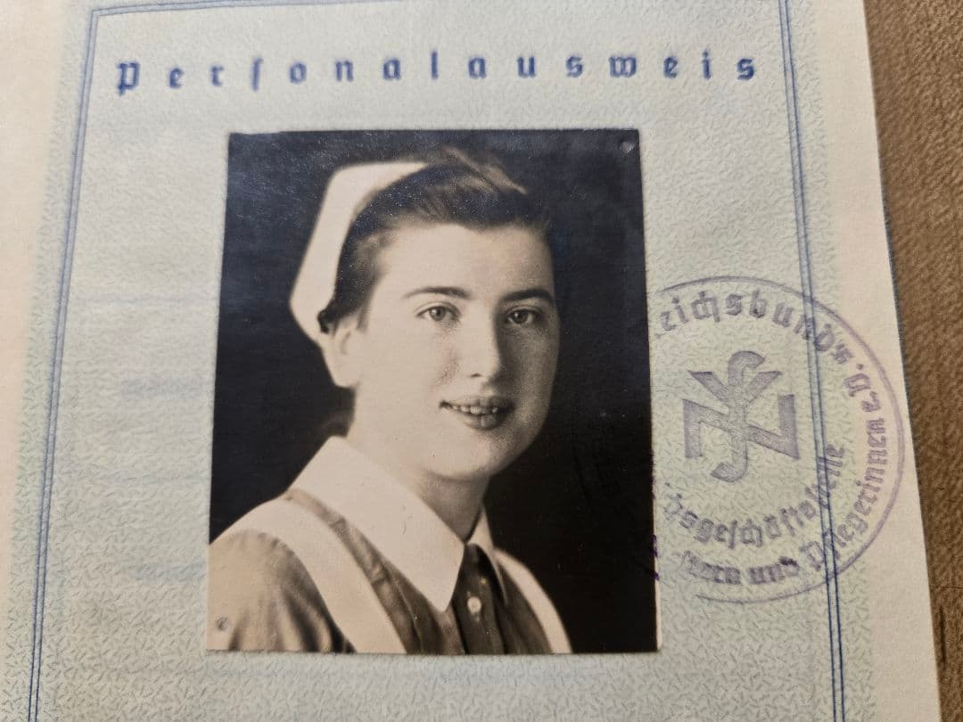 第二次大戦中　ドイツ身分証明書　女性看護士