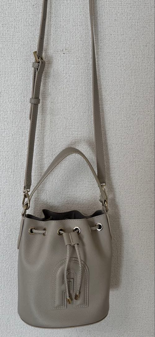 FURLA グレー ベージュバケットバッグ巾着　kym-namです。