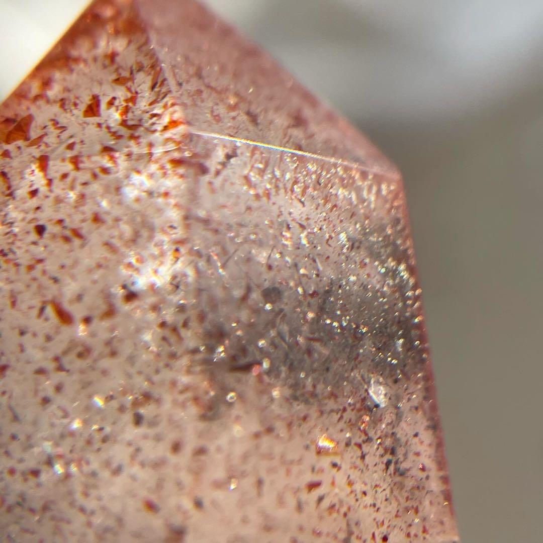 レピドクロサイトインクォーツ (虹色サンストーン入り) 天然石