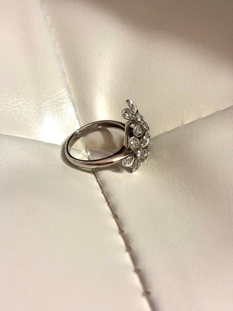 ホワイトゴールド　フラワー　ダイヤモンド　リング