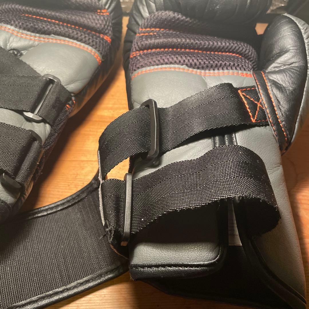 究極のグローブ　ライバル　RIVAL RB11 ボクシンググローブ