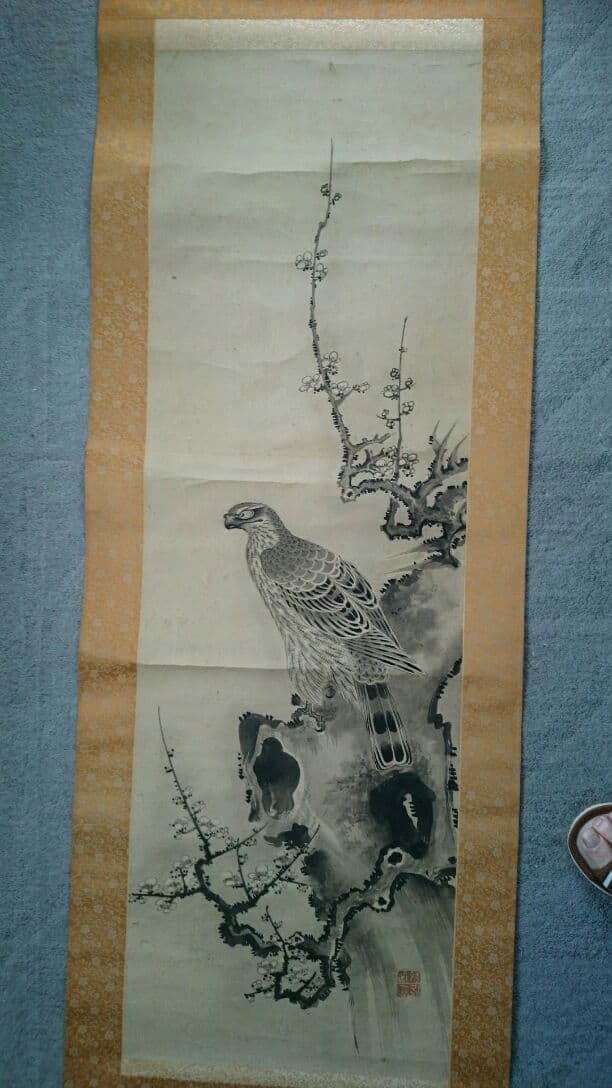 掛け軸、鷹に梅の図