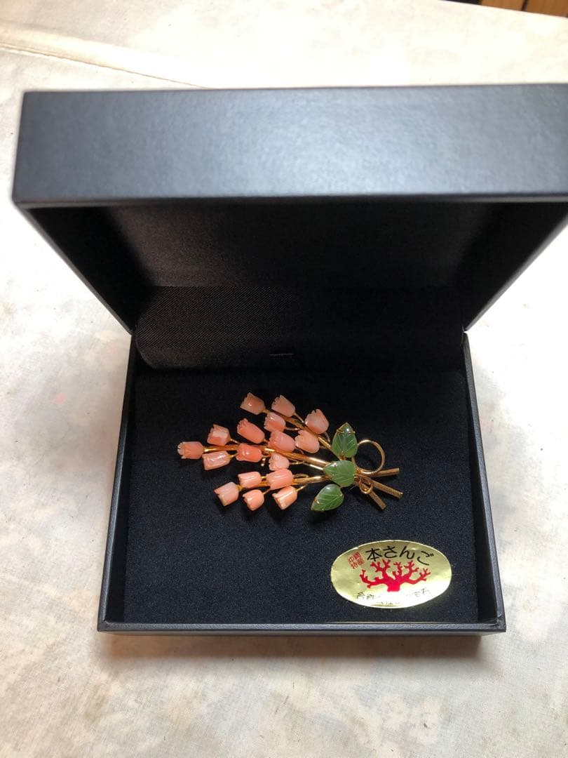 珊瑚　本さんご　ブローチ 珊瑚 花 彫刻 翡翠 葉 彫刻 フラワーモチーフ