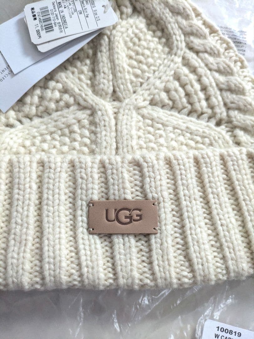 新品　アグ　UGG　ケーブルビーニーウィズポム　ニット帽　今季カラー　クリーム
