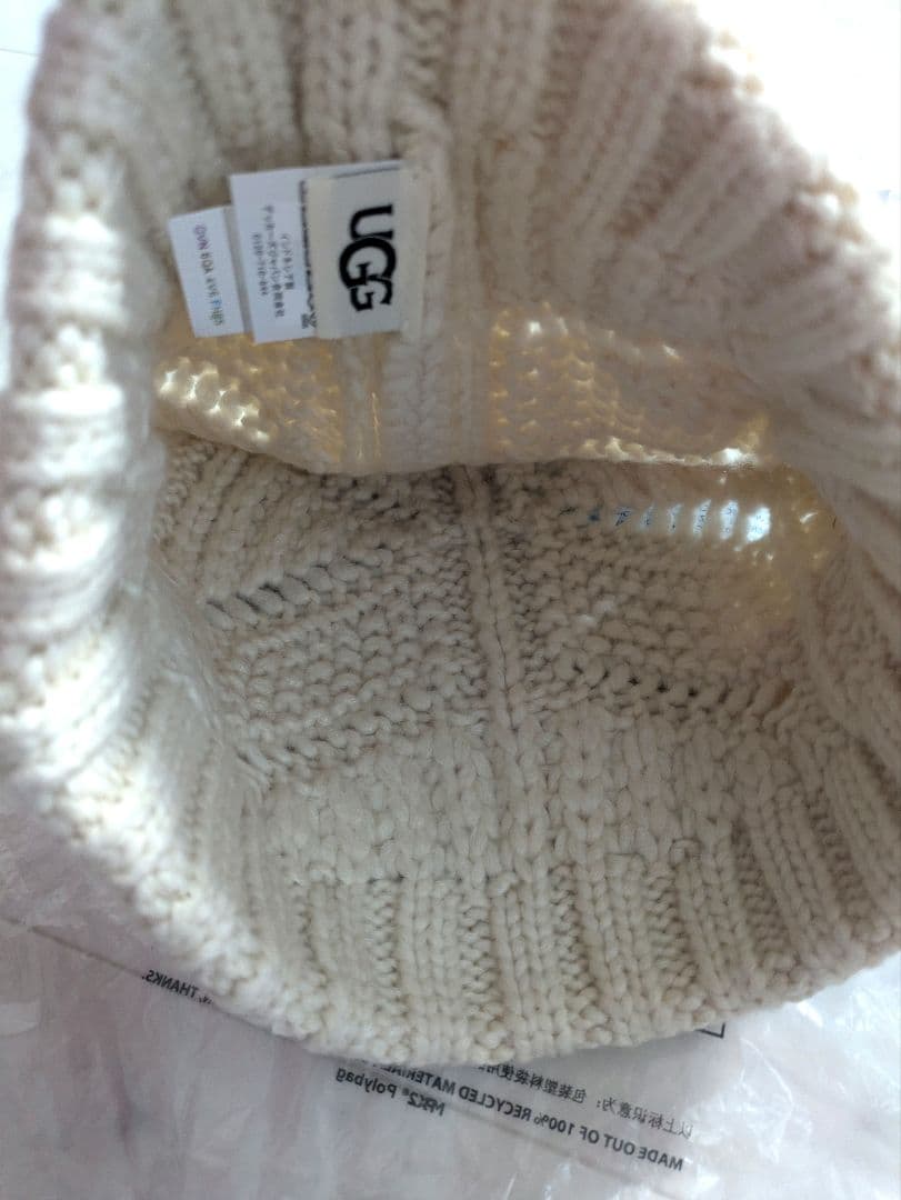 新品　アグ　UGG　ケーブルビーニーウィズポム　ニット帽　今季カラー　クリーム
