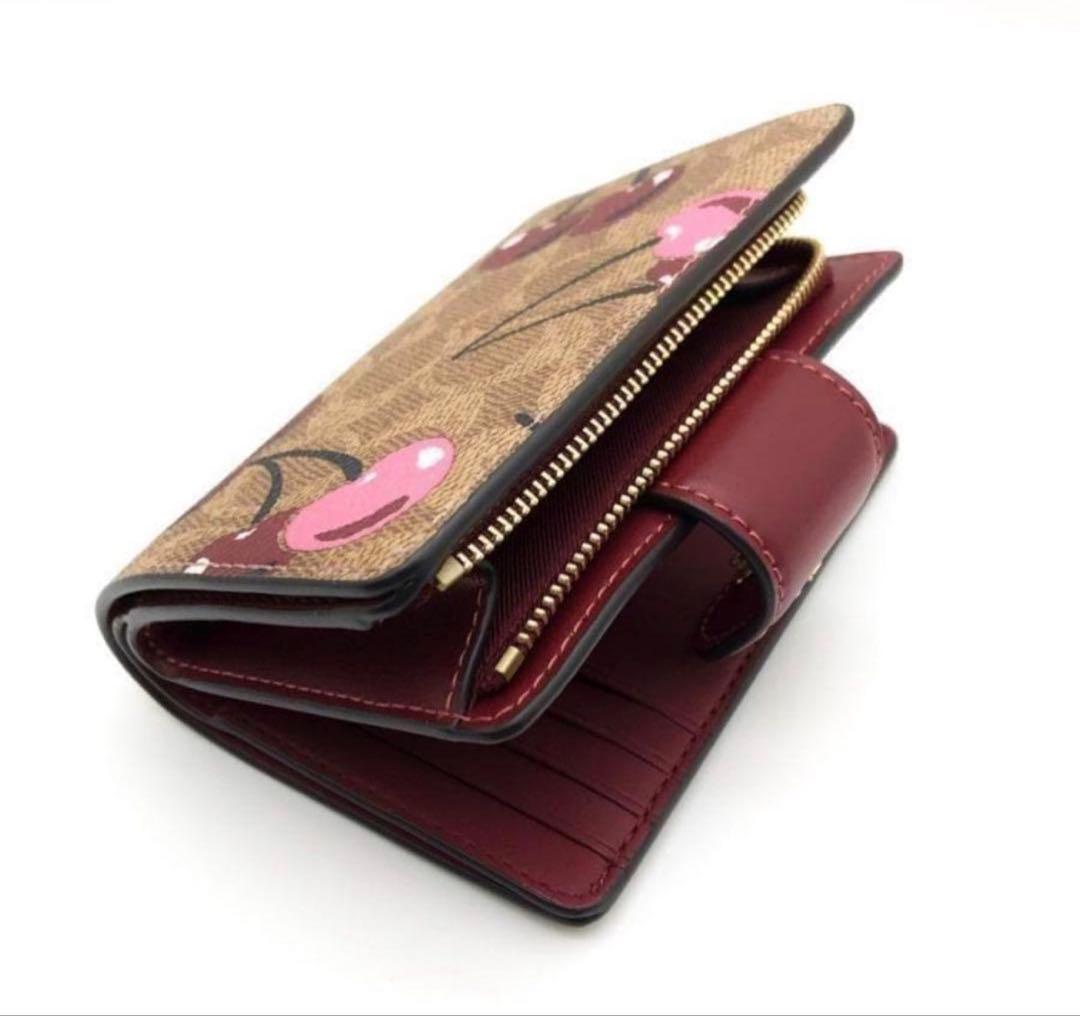 人気のcoachコーチシグネチャーチェリープリントミディアム二つ折り財布