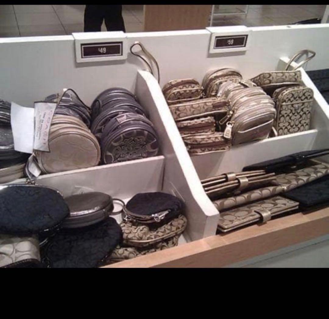 人気のcoachコーチシグネチャーチェリープリントミディアム二つ折り財布