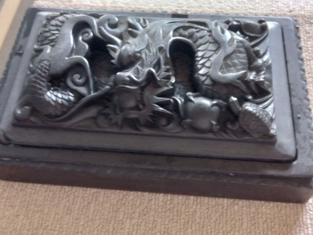 本練りの硯は石では、無いですが墨が良くなじんで墨色に味わいがあります。