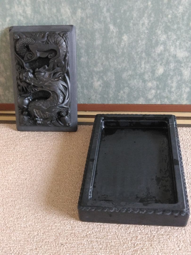 本練りの硯は石では、無いですが墨が良くなじんで墨色に味わいがあります。